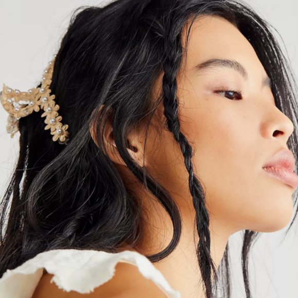 Free People Accessories - Free People Cornwall Claw Flower Hair Clip